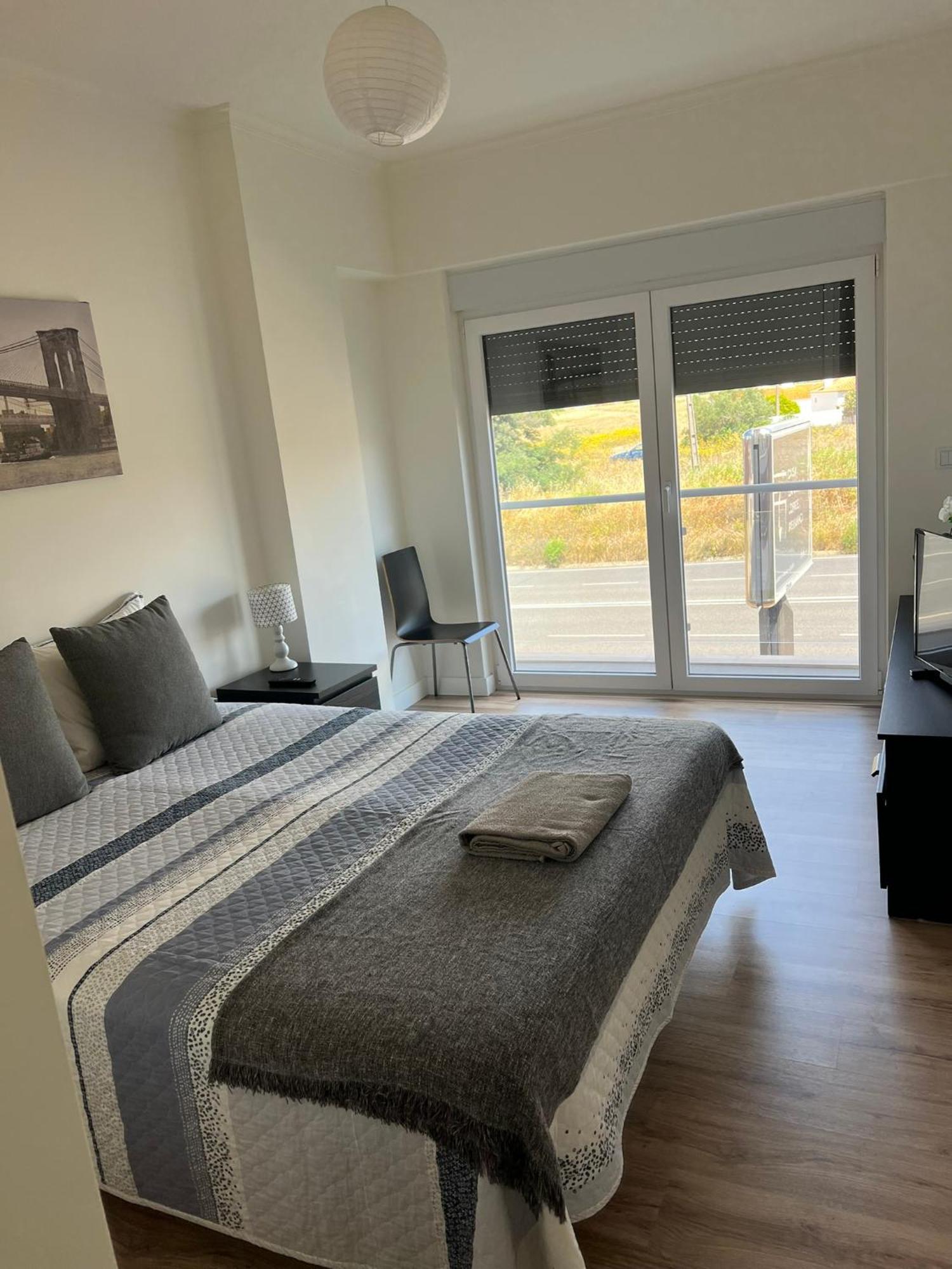 Quarto em Acomodações Particulares Modern Big With Balcony In New Montijo