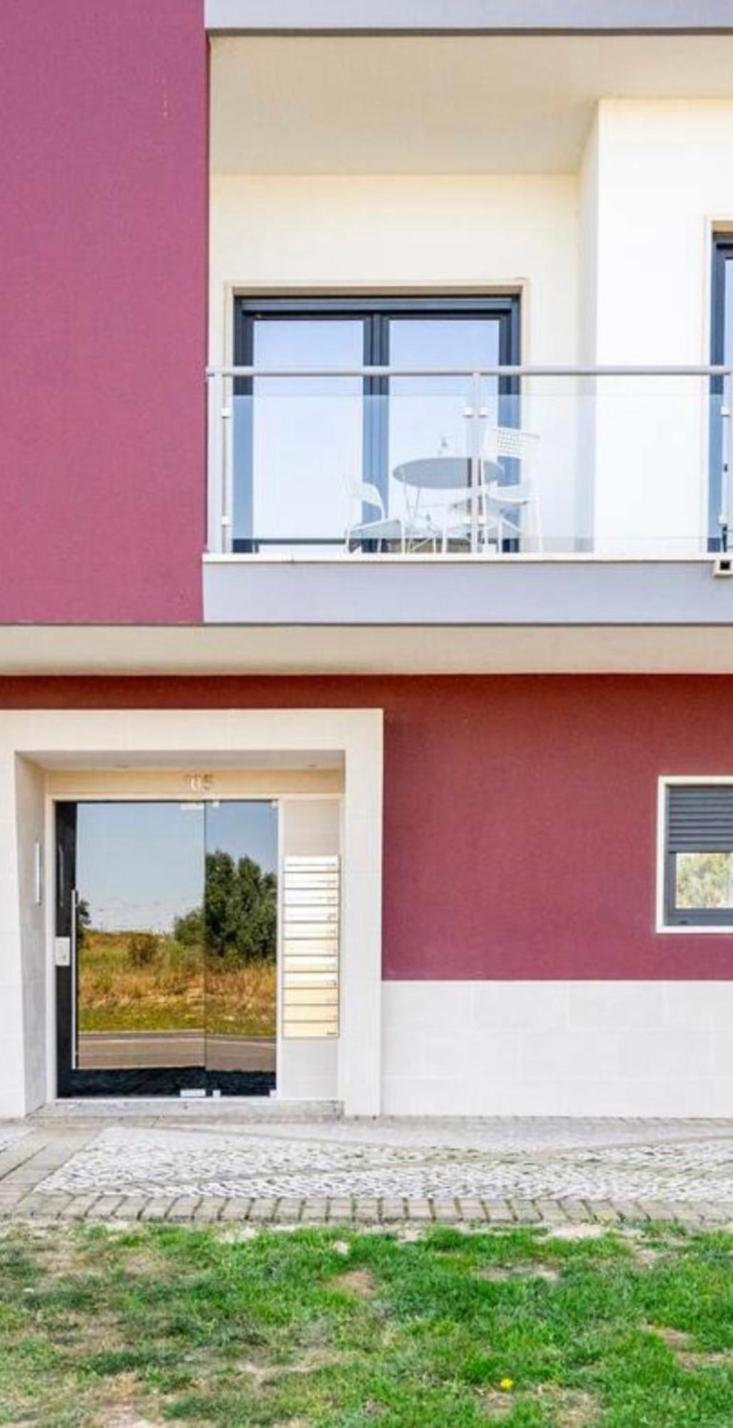 Homestay Modern Big With Balcony In New Montijo